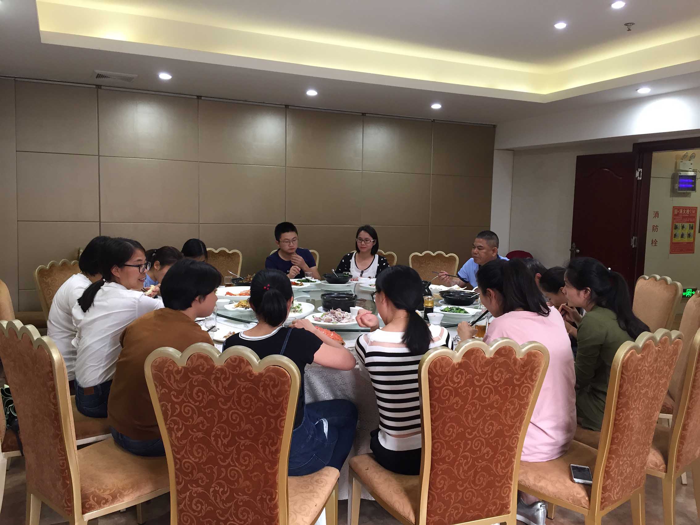 后勤员工聚餐